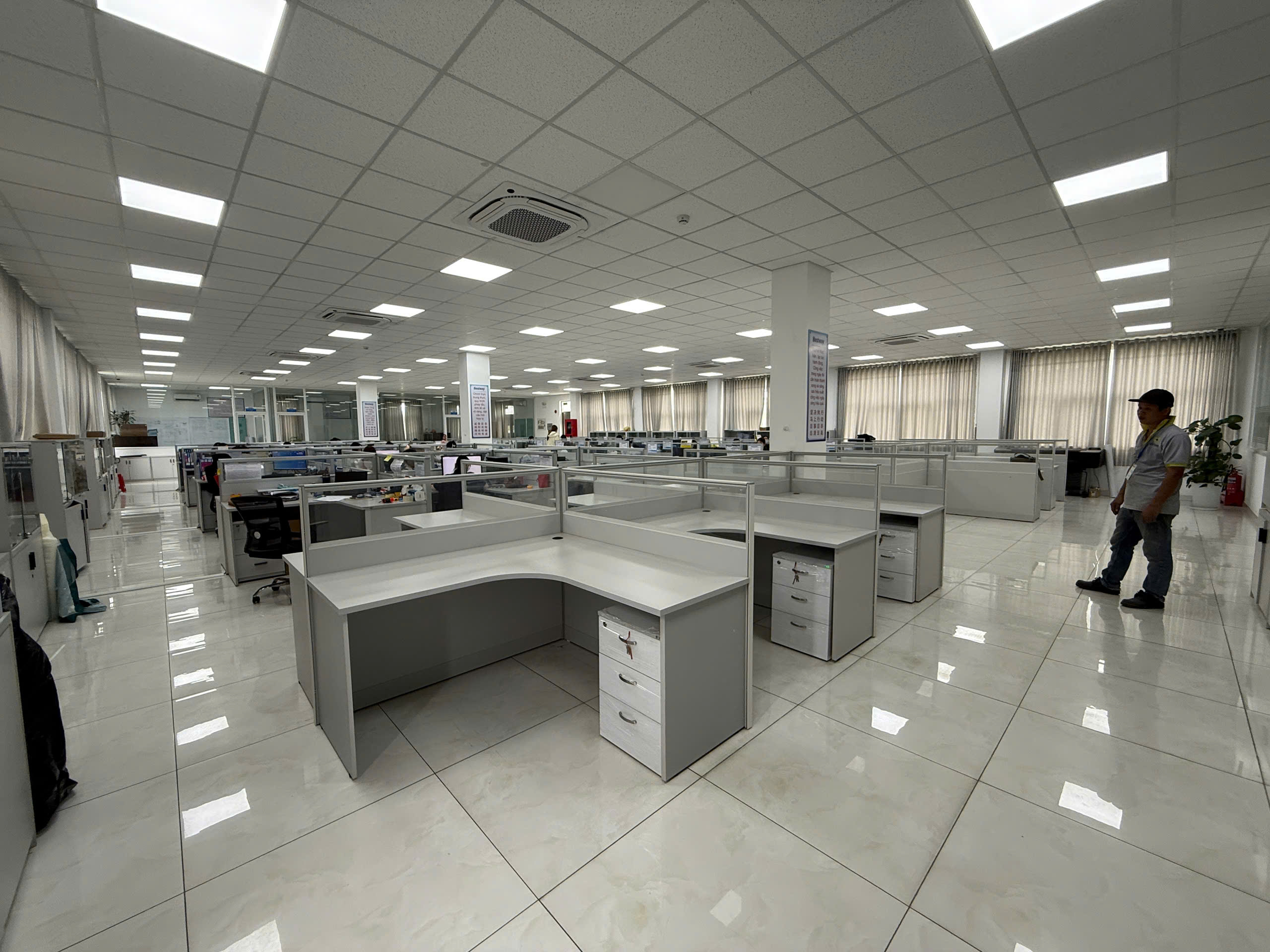 dự án lắp đặt bàn làm việc văn phòng