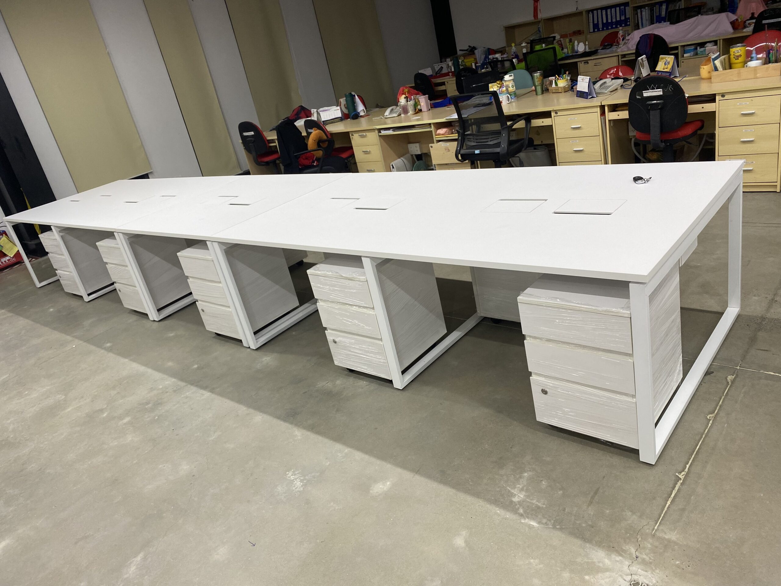 lắp đặt bàn làm việc văn phòng tại Tiền GiangDự án lắp đặt bàn làm việc văn phòng tại Tiền Giang do Nội Thất Hữu Thịnh thực hiện là một trong những công trình tiêu biểu trong lĩnh vực cung cấp và thi công nội thất văn phòng hiện đại. Với nhiều năm kinh nghiệm trong ngành nội thất, chúng tôi luôn mang đến những giải pháp tối ưu giúp doanh nghiệp sở hữu không gian làm việc chuyên nghiệp, tiện nghi và hiện đại. Trong môi trường làm việc hiện đại, bàn làm việc văn phòng đóng vai trò rất quan trọng. Không chỉ là nơi làm việc của nhân viên mà còn góp phần tạo nên sự chuyên nghiệp và thẩm mỹ cho toàn bộ không gian văn phòng. Vì vậy việc lựa chọn bàn làm việc phù hợp với diện tích, phong cách thiết kế và nhu cầu sử dụng là yếu tố rất cần thiết. Nội Thất Hữu Thịnh đã tư vấn cho khách hàng lựa chọn các mẫu bàn làm việc hiện đại với thiết kế tối giản nhưng vẫn đảm bảo công năng sử dụng. Nhờ đó văn phòng trở nên gọn gàng, khoa học và tạo cảm giác thoải mái cho nhân viên trong quá trình làm việc.