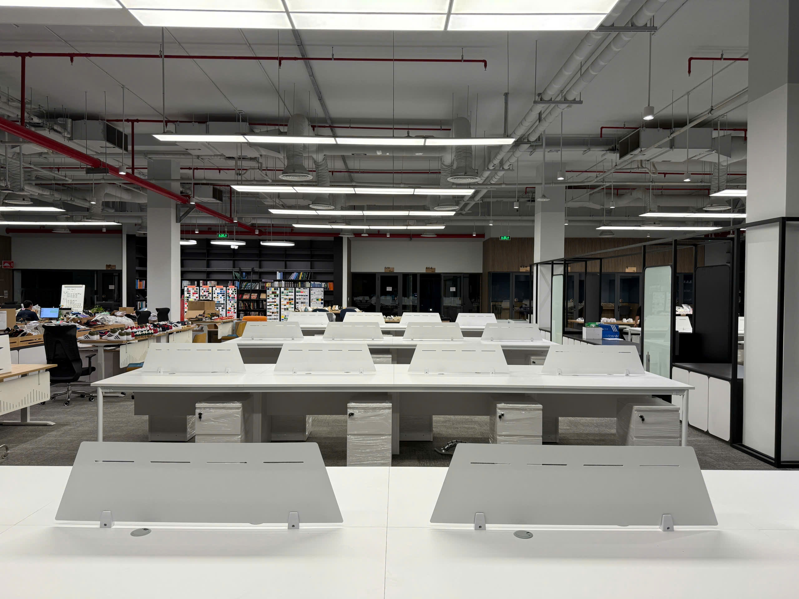 Giải pháp thiết kế văn phòng làm việc mở chuyên nghiệp, tối ưu diện tích và chi phí.