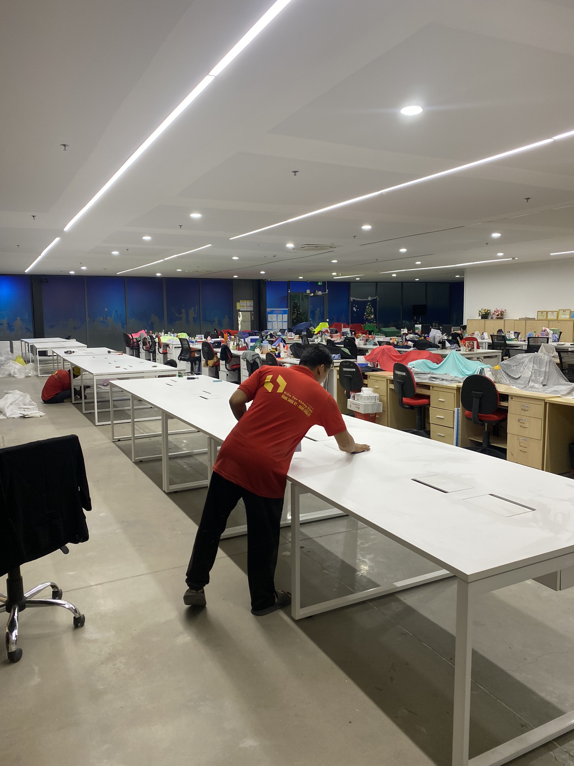 thi công lắp đặt bàn làm việc văn phòng