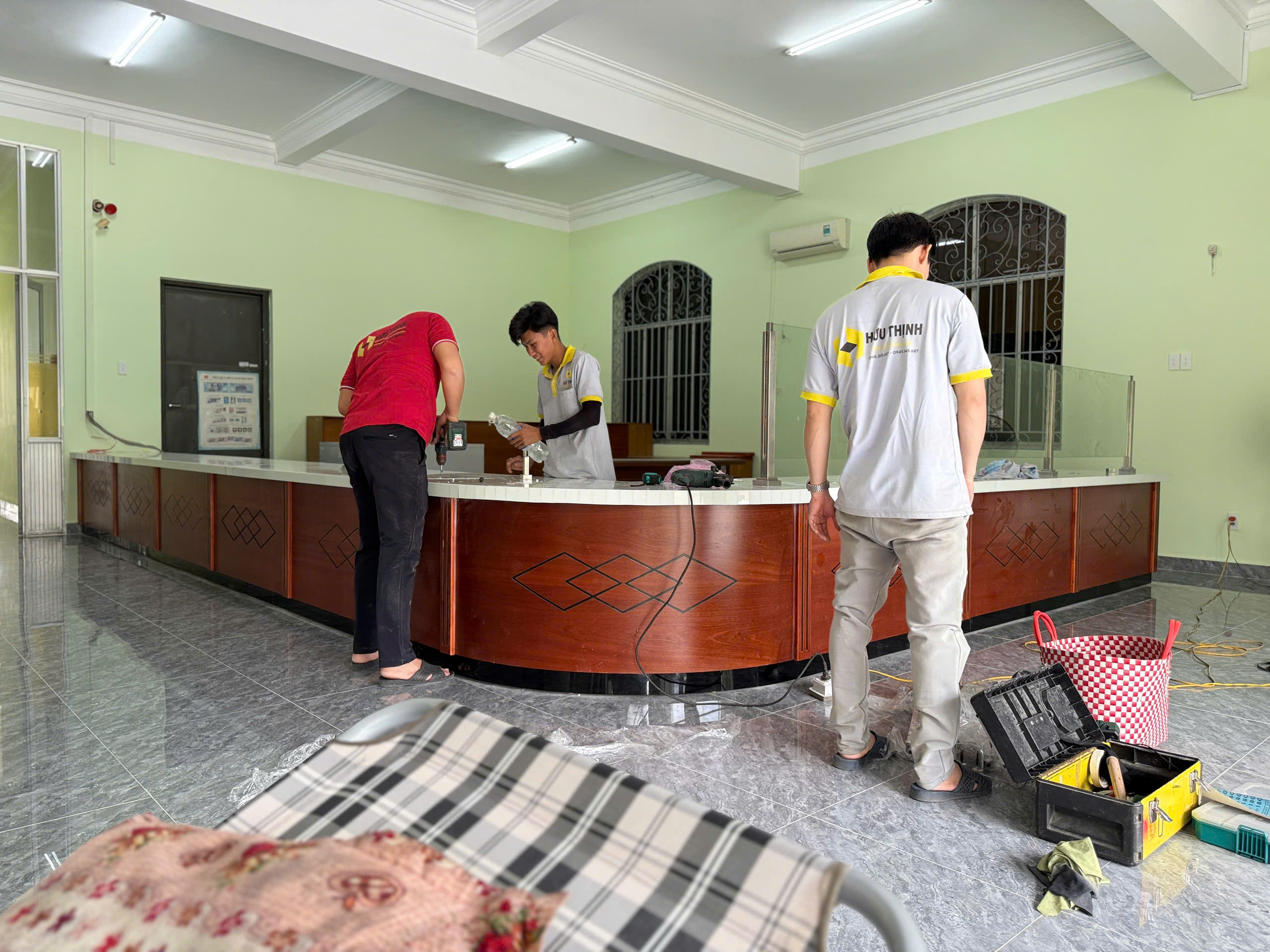 khảo sát lắp đặt bàn làm việc văn phòng