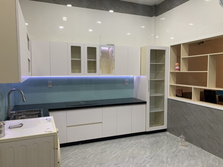 tu-bep-acrylic-bong-guong-cao-cap